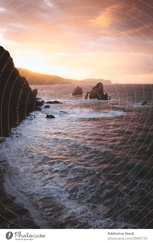 Felsküste am Abend Meer Küste winken Felsen Natur grün Aussicht Berge u. Gebirge Hügel Klippe schön natürlich Jahreszeiten frisch Umwelt mehrfarbig Licht