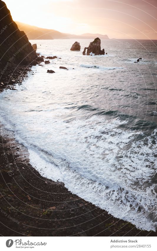 Welle an der Küste bei Sonnenuntergang Meer winken Felsen Abend Natur grün Aussicht Berge u. Gebirge Hügel Klippe schön natürlich Jahreszeiten frisch Umwelt