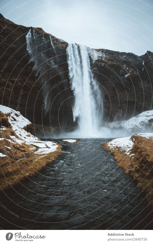 Wasserfall im Winter Schnee Natur grün Aussicht Berge u. Gebirge Hügel Klippe Felsen Pflanze schön natürlich Küste Fluss Jahreszeiten frisch Umwelt Licht hell