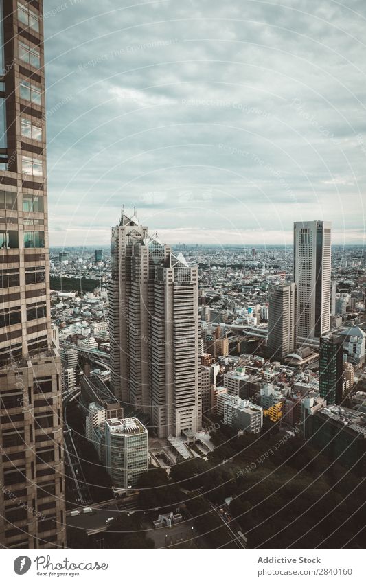 Wolkenkratzer in der Stadt Großstadt Hochhaus Fluggerät Aussicht Skyline Gebäude Architektur Stadtzentrum modern Wahrzeichen Landschaft Szene Höhe neu