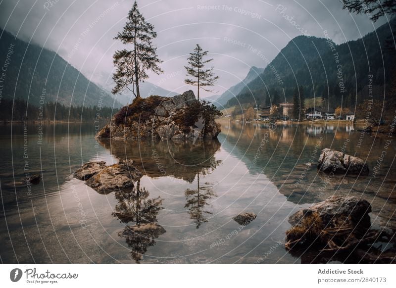 Felsen mit Bäumen im See Berge u. Gebirge Baum Insel Landschaft Reflexion & Spiegelung Panorama (Bildformat) Tourismus ruhig Abenteuer friedlich Tal natürlich