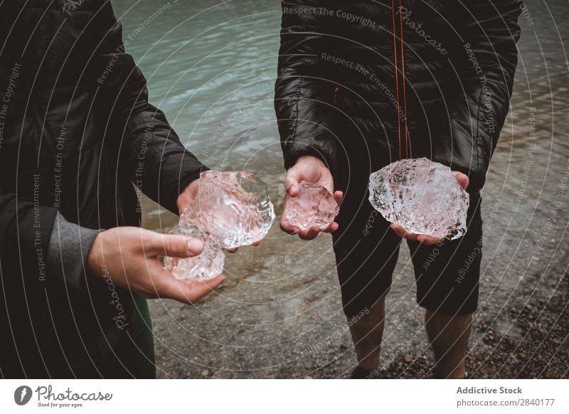 Anonyme Personen, die Eisstücke halten. Mensch Spielfigur Kristalle reisend Halt Berge u. Gebirge Gletscher Winter natürlich Frost durchsichtig Formation Arktis