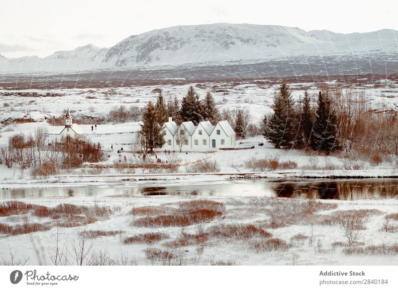 Häuser in verschneiter Ebene Wohnsiedlung Haus Schnee Winter Tal Landschaft ländlich Natur Tourismus Norden Aussicht Idylle Jahreszeiten Baum Reichweite bedeckt