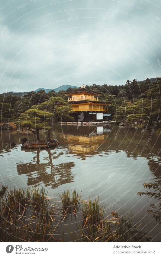 Asiatisches Haus am Seeufer asiatisch Ferien & Urlaub & Reisen Wasser Natur Landschaft Tourismus Tradition Reflexion & Spiegelung Kultur Architektur heimwärts