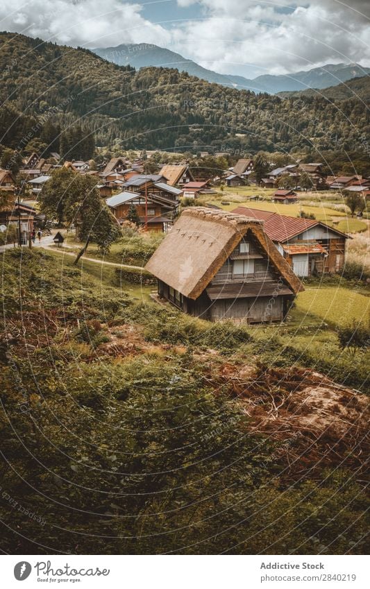 Kleines Dorf zwischen den Hügeln malerisch Landschaft Haus Ferien & Urlaub & Reisen Aussicht Natur Gebäude Berge u. Gebirge Tourismus Architektur alt ländlich