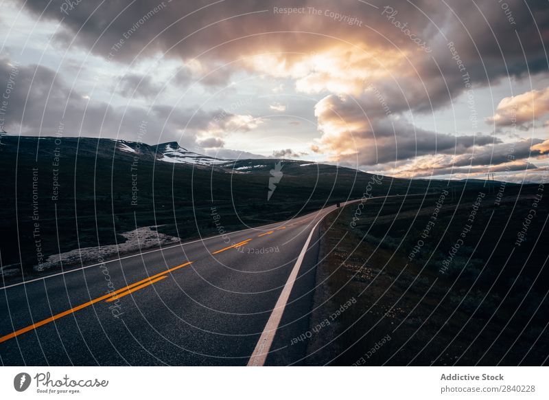 Gepflasterte Autobahn in der Ebene Berge u. Gebirge Tal Landschaft Panorama (Bildformat) Abenteuer ländlich Ferien & Urlaub & Reisen Tourismus Kurve Natur