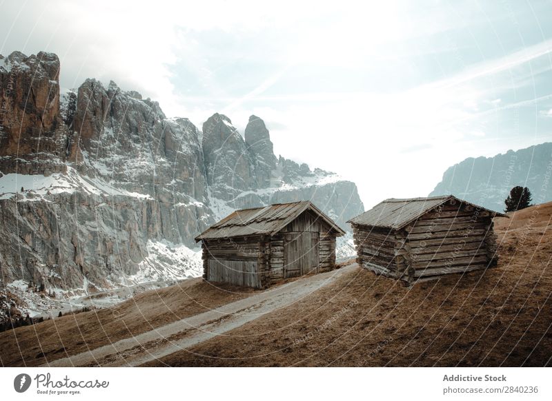 Hütten auf der Ebene in den Bergen Haus Verlassen Berge u. Gebirge Gutshaus Natur malerisch Landschaft Schottisches Hochlandrind ruhig Außenseite Wald