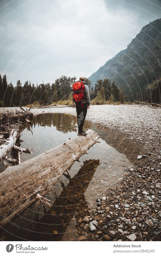 Mann mit Rucksack im Kofferraum Berge u. Gebirge Rucksacktourismus Landschaft Trekking Körperhaltung Abenteurer Tourismus Wetter Jahreszeiten Wald Sport