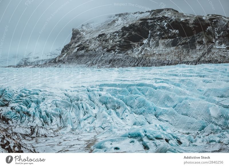 Gletscher in Island Strand schwarzer Sand schwarzer Sandstrand kalt Textfreiraum glazial horizontal Eis Eisberg jokulsarlon Landschaft Natur Winter