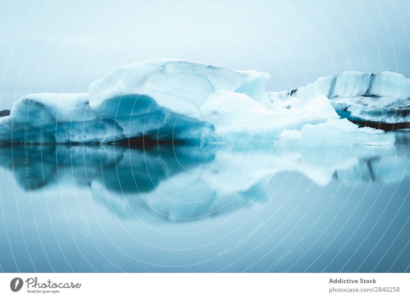 Gletscher in Island Strand schwarzer Sand schwarzer Sandstrand kalt Textfreiraum glazial horizontal Eis Eisberg jokulsarlon Landschaft Natur Winter