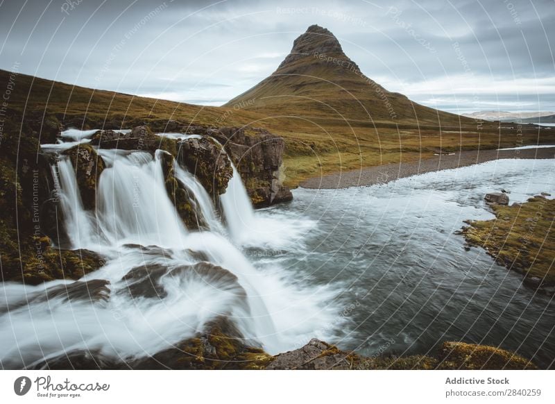 Kirkjufell Berg und auf der Snaefellsnes Halbinsel Arktis Attraktion schön Beautyfotografie Kaskade kalt Europa Herbst fließen Gras grün grundarfjordur Hügel