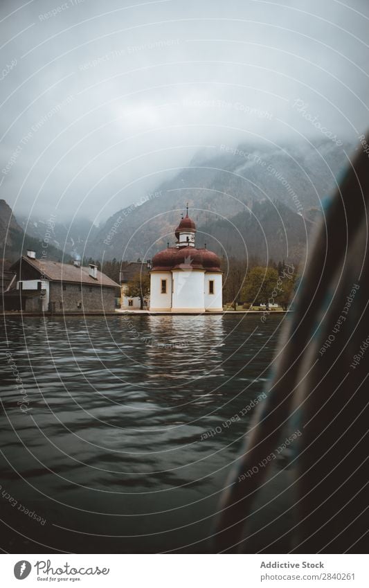 Kirche am Ufer des Sees in den Bergen Berge u. Gebirge Wohnsiedlung Landschaft Dorf malerisch Tourismus Natur Ausflugsziel Erbe Ferien & Urlaub & Reisen