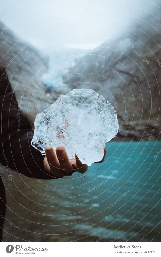 Anonyme Person, die das Eisstück hält. Mensch Spielfigur Kristalle reisend Halt Berge u. Gebirge Gletscher Winter natürlich Frost durchsichtig Formation Arktis