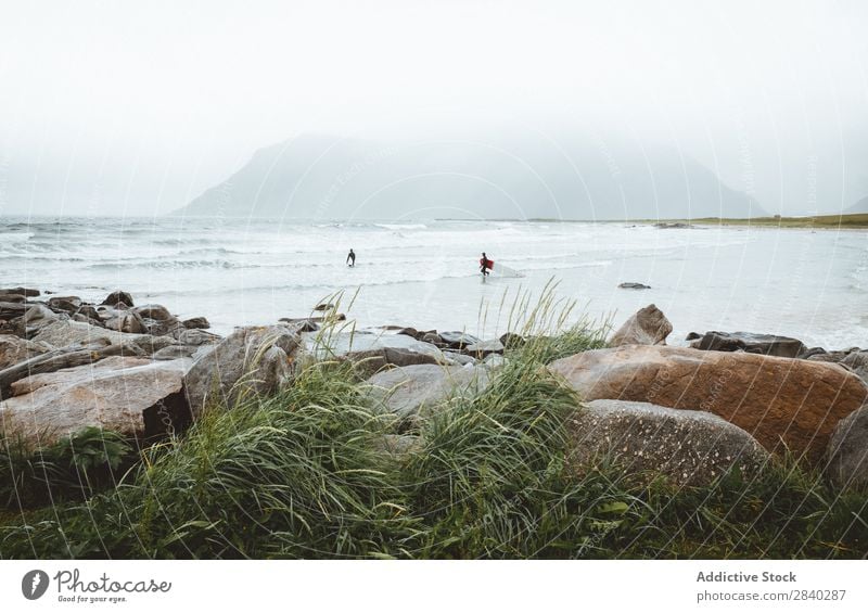 Surfer am Ramberger Strand, Norwegen Meer Skandinavien Norweger ramberg lofoten Insel Ferien & Urlaub & Reisen Sommer Norden kalt Natur Nordland nordisch