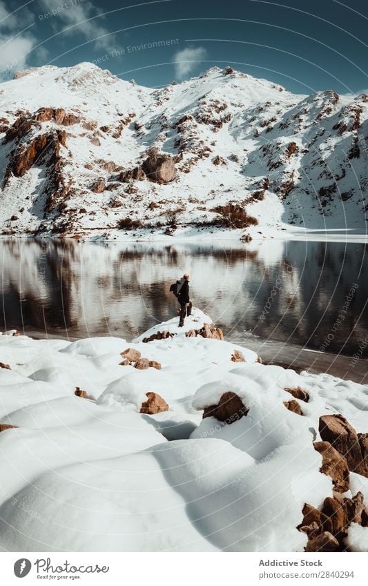 Person am verschneiten Seeufer Mensch Berge u. Gebirge Reisender Tourismus Abenteuer Schnee Reflexion & Spiegelung geheimnisvoll Felsen Landschaft