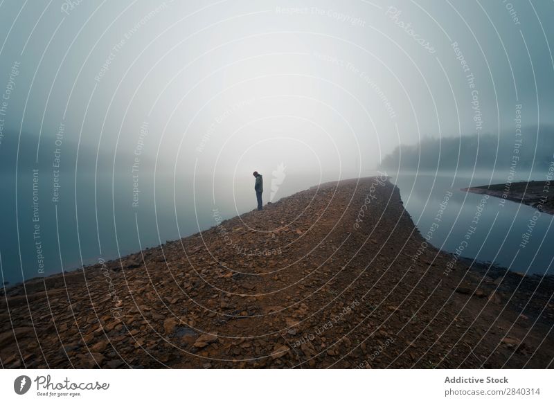 Anonyme Person auf nebligem Ufer Mensch Küste Nebel ruhig Landschaft Ferien & Urlaub & Reisen Morgen Silhouette Horizont See Tourismus friedlich Stille Idylle