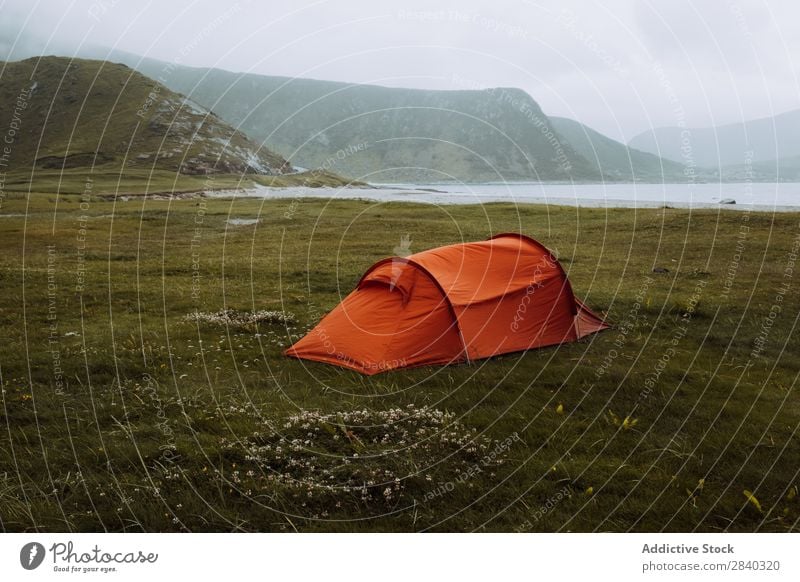 Rotes Zelt im Raum Uttakleiv, Norwegen Ferien & Urlaub & Reisen Meer Utakleiv lofoten Fjord Landschaft uttakleiv Skandinavien Aussicht Küste ruhig Strand