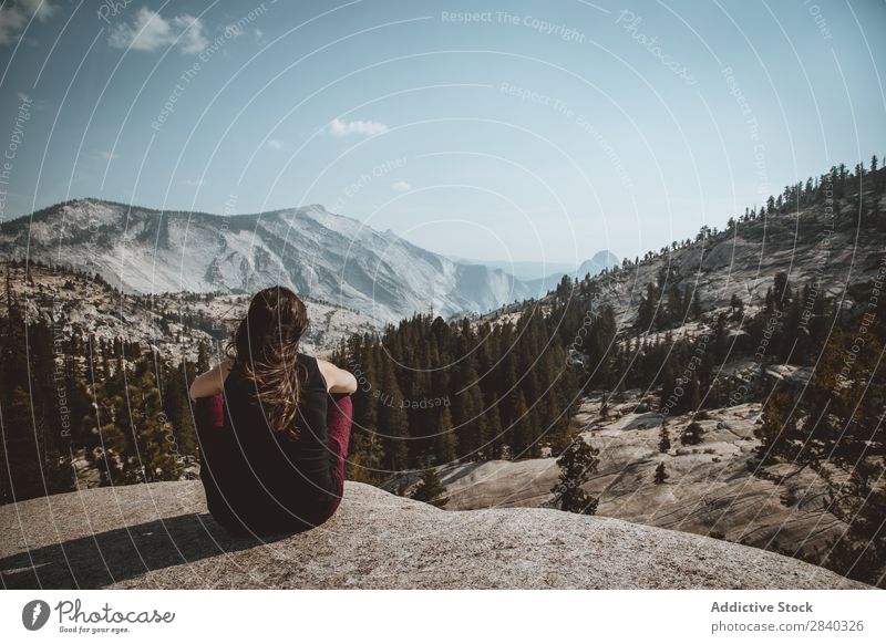 Frau, die in der Höhe in der Landschaft posiert. Klippe Panorama (Bildformat) extrem Wald Tal Berge u. Gebirge Aktion Abenteuer nadelhaltig nachdenklich