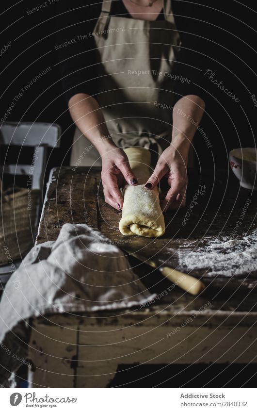 Frau macht süßes Gebäck Mensch kochen & garen Teigwaren kneten rustikal Mehl Lebensmittel rollierend Küchenchef Bäckerei Backwaren Koch Tisch machen Brot