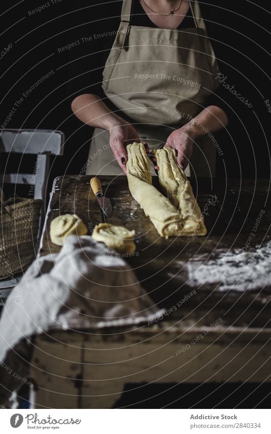 Frau macht süßes Gebäck Mensch kochen & garen Teigwaren kneten rustikal Mehl Lebensmittel rollierend Küchenchef Bäckerei Backwaren Koch Tisch machen Brot