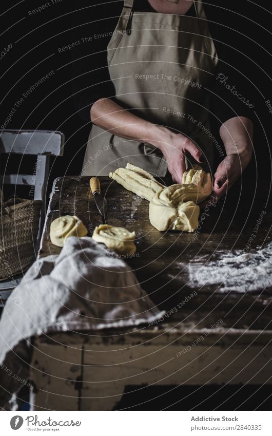 Frau macht süßes Gebäck Mensch kochen & garen Teigwaren kneten rustikal Mehl Lebensmittel rollierend Küchenchef Bäckerei Backwaren Koch Tisch machen Brot