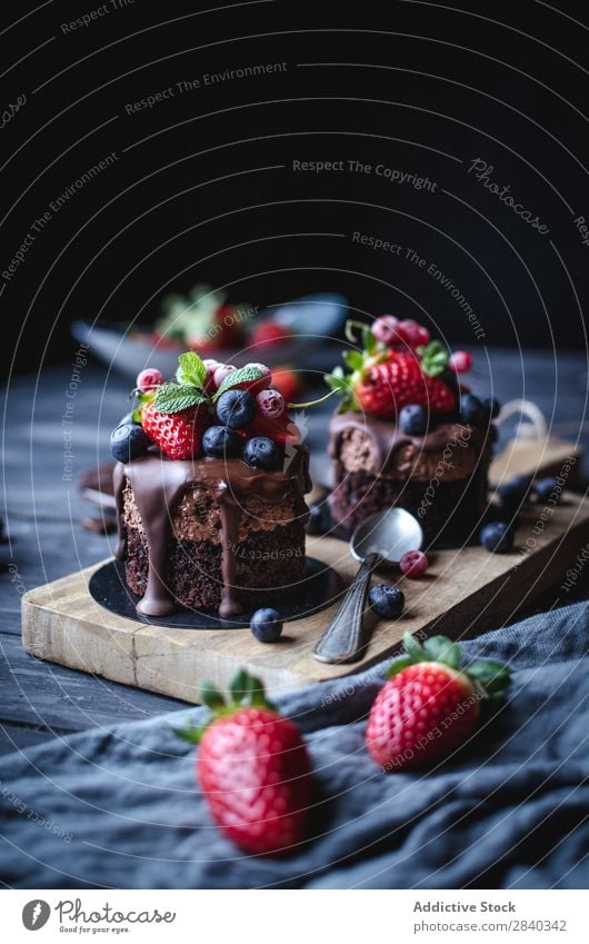 Süße Kuchen mit Beeren verziert süß Backwaren rustikal lecker serviert Schokolade appetitlich Dessert Lebensmittel frisch geschmackvoll gebastelt Feinschmecker