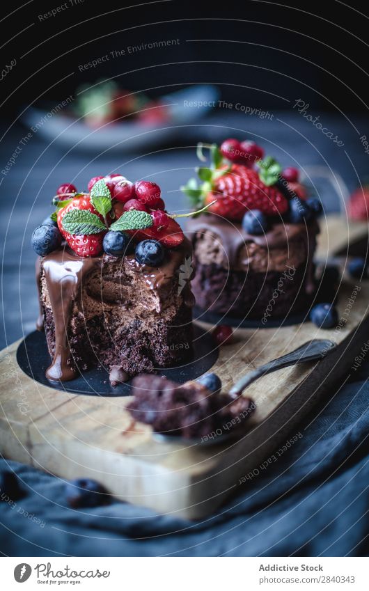 Süße Kuchen mit Beeren verziert süß Backwaren rustikal lecker serviert Schokolade appetitlich Dessert Lebensmittel frisch geschmackvoll gebastelt Feinschmecker