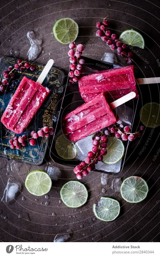 Von oben Popsicke im Container Speiseeis gebastelt süß Lebensmittel Dessert kalt Popsickes Limone Beeren gefroren Feinschmecker lecker Erfrischung Geschmack