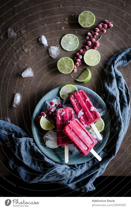 Von oben Popsicke im Container Speiseeis gebastelt süß Lebensmittel Dessert kalt Popsickes Limone Beeren gefroren Feinschmecker lecker Erfrischung Geschmack