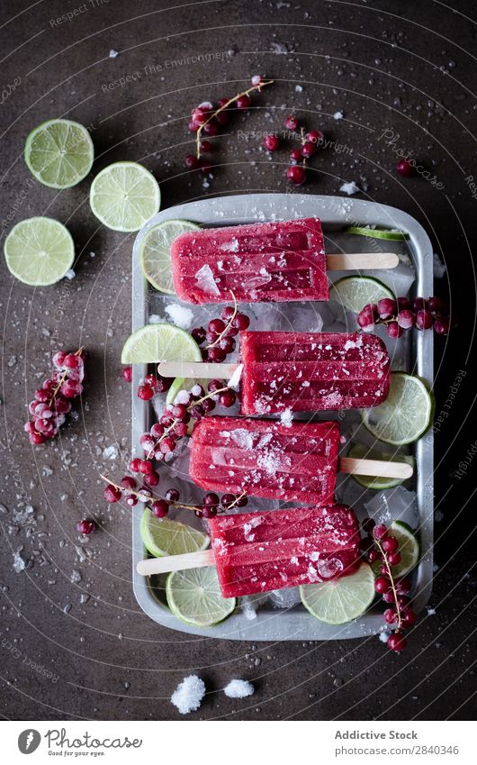 Von oben Popsicke im Container Speiseeis gebastelt süß Lebensmittel Dessert kalt Popsickes Limone Beeren gefroren Feinschmecker lecker Erfrischung Geschmack