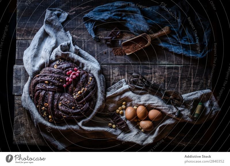 Schokoladenkuchen auf dem Tisch süß Backwaren rustikal lecker Kuchen Dessert Lebensmittel frisch geschmackvoll gebastelt Feinschmecker Bäckerei Snack Frühstück