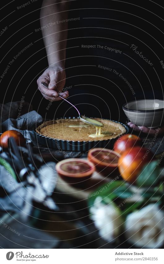 Kochen, Pudding auf Törtchen legen süß Backwaren rustikal lecker Mensch Torte Vanillepudding Creme Putten Dessert Lebensmittel frisch geschmackvoll gebastelt