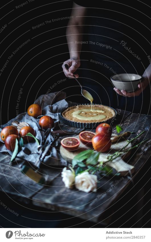 Kochen, Pudding auf Törtchen legen süß Backwaren rustikal lecker Mensch Torte Vanillepudding Creme Putten Dessert Lebensmittel frisch geschmackvoll gebastelt