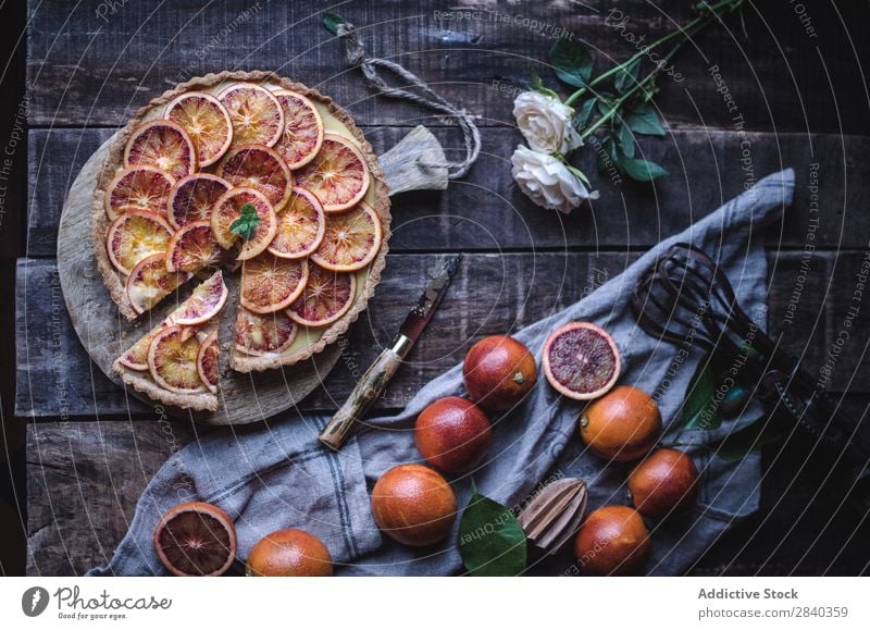 Leckere Torte mit roten Orangen süß Backwaren rustikal Zitrusfrüchte Frucht geschmackvoll lecker Dessert Lebensmittel frisch gebastelt Feinschmecker Bäckerei