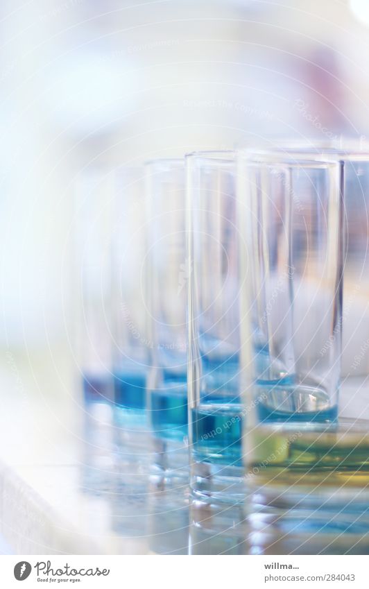 Wassergläser mit blauer Flüssigkeit Glas Alkohol Wissenschaften Labor hell gelb Qualität Sucht Wasserprobe Chemie Kontrolle Experiment Gift Substanz