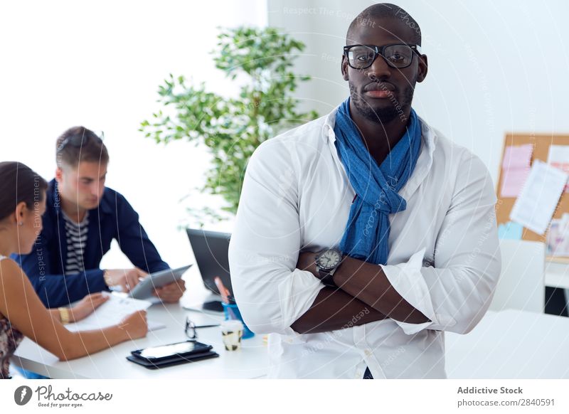 Teamarbeit im Büro. Business Arbeit & Erwerbstätigkeit Notebook Menschengruppe Jugendliche Geschäftsmann Teamwork Licht Porträt Mädchen Mitarbeiter