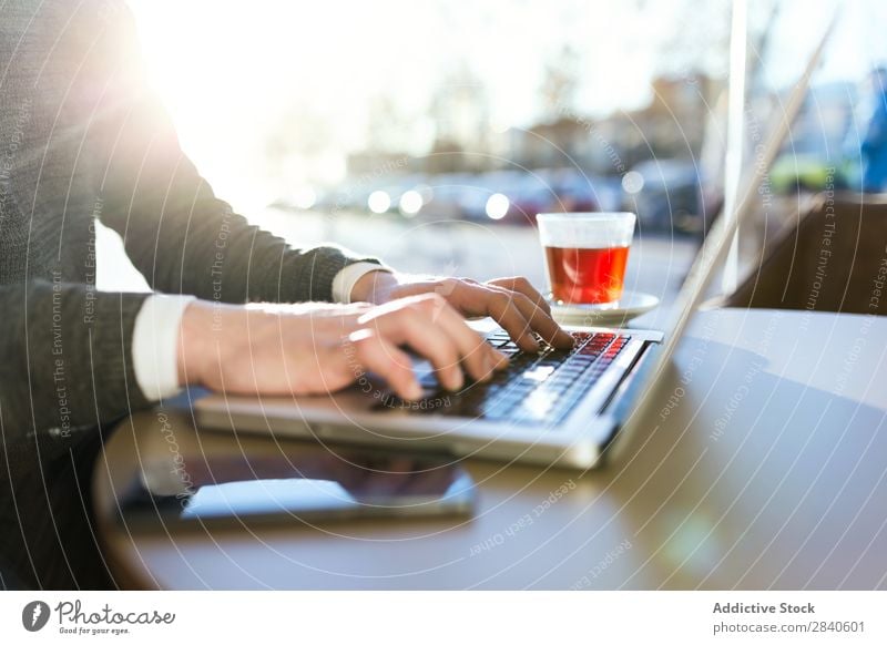 Hände des Schreibenden Mannes Hand Tippen Notebook Mitteilung Browsen Café Mensch Geschäftsmann Gerät Computer Business gutaussehend Technik & Technologie