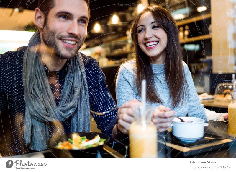 Schönes junges Paar beim Essen im Restaurant. Abendessen Datteln Mittagessen Lebensmittel Frau Mahlzeit Latein lässig Kunden Jugendliche Freundschaft niedlich