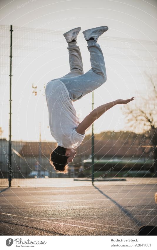 Chico Parkour Rückwärtssalto Mann verrichtend Le Parkour Sport Jugendliche Lifestyle springen Mensch Aktion Athlet Höhe Trick Fitness Großstadt Straße