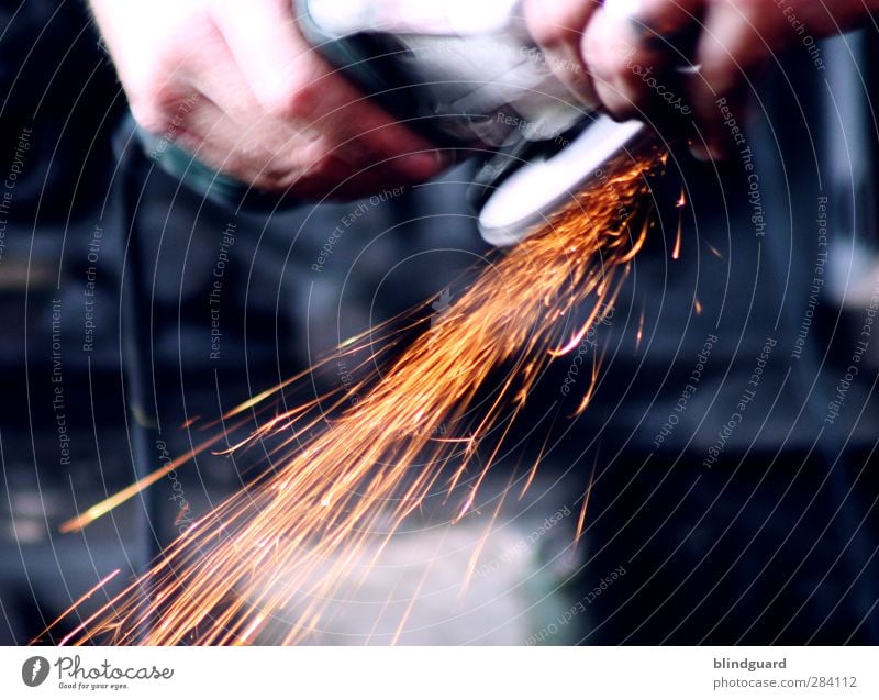 Metal On Metal Arbeit & Erwerbstätigkeit Handwerker Arbeitsplatz Werkzeug Maschine Industrie maskulin Mann Erwachsene Finger Metall heiß blau gelb grau orange