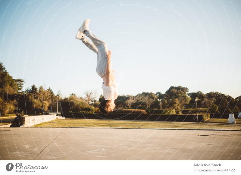 Chico Parkour Rückwärtssalto Mann verrichtend Le Parkour Sport Jugendliche Lifestyle springen Mensch Aktion Athlet Höhe Trick Fitness Großstadt Straße