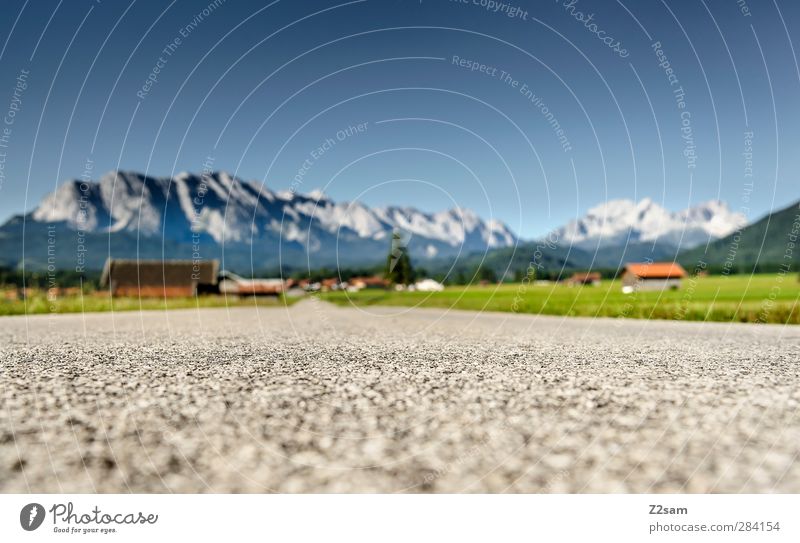 On the Road Again Ferien & Urlaub & Reisen Tourismus Sommerurlaub Berge u. Gebirge Natur Landschaft Wolkenloser Himmel Horizont Wiese Alpen Dorf Hütte Straße