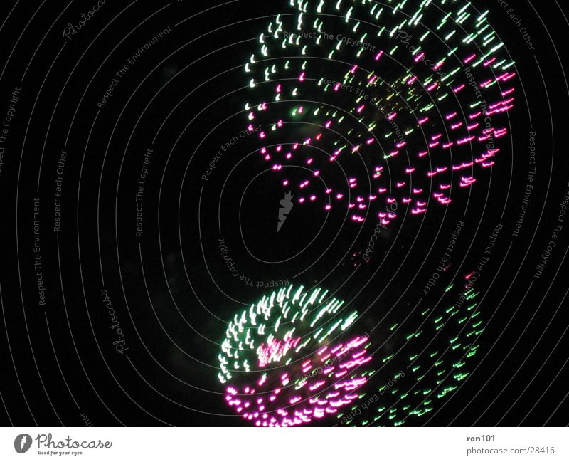 feuerwerk rot schwarz dunkel Nacht Explosion Langzeitbelichtung feurwerk rackete fireworks roket violet