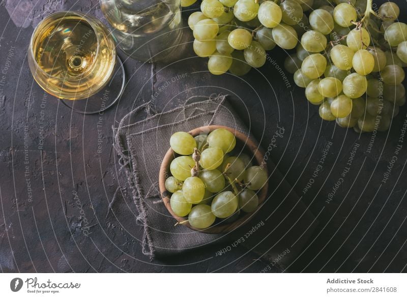 grüne Trauben, begleitet von einem Glas Weißwein, Landwirtschaft Alkohol Herbst Hintergrundbild blau Flasche Haufen Nahaufnahme Anhäufung dunkel trinken