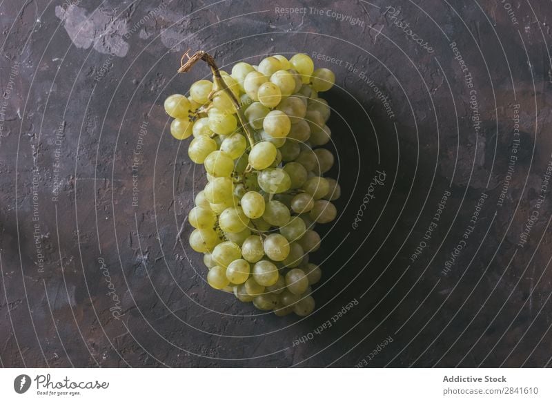 grüne Trauben, begleitet von einem Glas Weißwein, Landwirtschaft Alkohol Herbst Hintergrundbild blau Flasche Haufen Nahaufnahme Anhäufung dunkel trinken