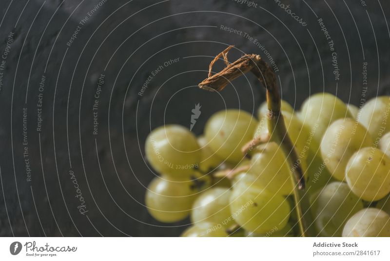 grüne Trauben, begleitet von einem Glas Weißwein, Landwirtschaft Alkohol Herbst Hintergrundbild blau Flasche Haufen Nahaufnahme Anhäufung dunkel trinken