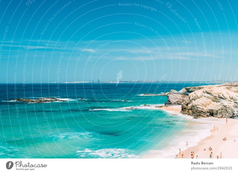 Touristen haben Spaß am Wasser, Entspannung und Sonnenbaden am Strand in Portugal. Meereslandschaft schön Felsen Lagos Mensch Erholung Ferien & Urlaub & Reisen