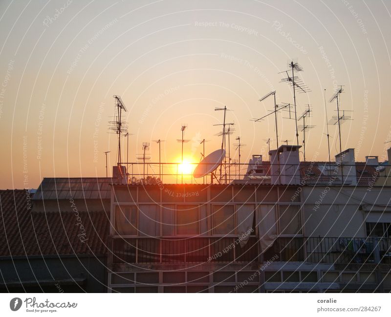 Mastro Stadt Altstadt Skyline Fassade Dach Antenne Satellitenantenne Strommast Schornstein Balkon Dachterrasse Wäscheleine Fenster Fensterladen ästhetisch