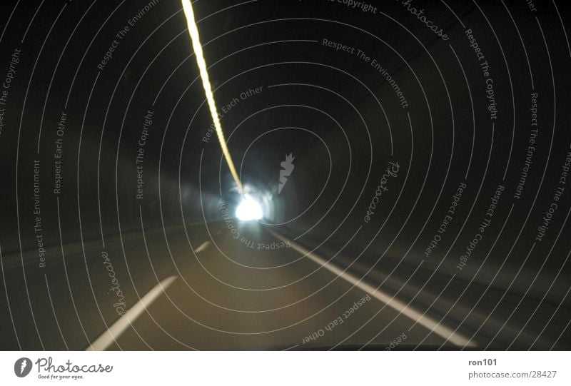 am ende das licht Tunnel Autobahn Licht fahren dunkel Geschwindigkeit Verkehr