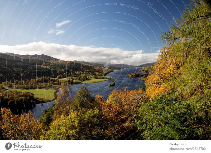 The Queens View Pitlochry Perthshire Schottland Insel Wellen Natur Landschaft Wasser Wolken Herbst Baum Blatt Wald Hügel See blau grün weiß Damenansicht